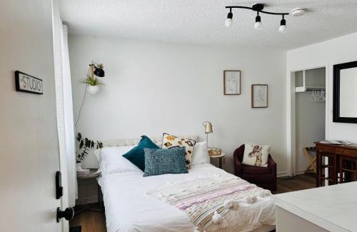 Carleton Place Apartment | NookSide Nest Studio Queen Parking Kitchenette