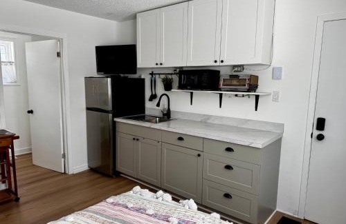 Carleton Place Apartment | NookSide Nest Studio Queen Parking Kitchenette