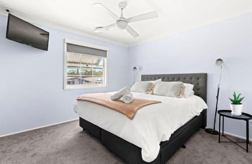 Sanctuary Point House | Nordic Fairway - Pet Friendly - 10 mins to Hyams Beach