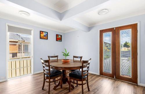 Sanctuary Point House | Nordic Fairway - Pet Friendly - 10 mins to Hyams Beach