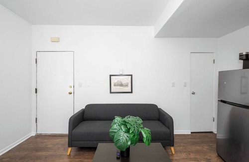 Northside Apartment | Northside Suites 1 – Can’t Beat Couple’s Retreat!