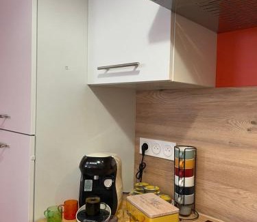 Surgeres Apartment | Nouveau le Tendance 70's! Appart à 100m du marché - Parking gratuit à 20m -