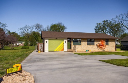 Rogers House | Now Booking Fall Downtown Rogers 3BR Firepit