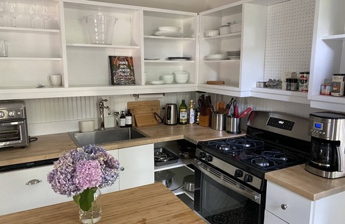 Sag Harbor House | nStylish home + Pool House walk to town/jitney/park