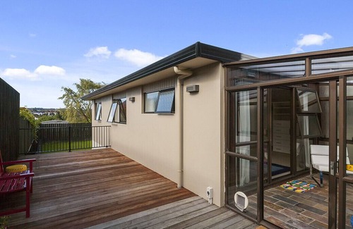 Taupo Cottage | NUKUHAU'S NEST WITH SPA - TAUPO HOLIDAY HOME in Two Mile Bay