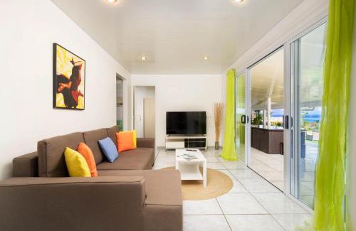Faaa House | Nunaatini Lodge