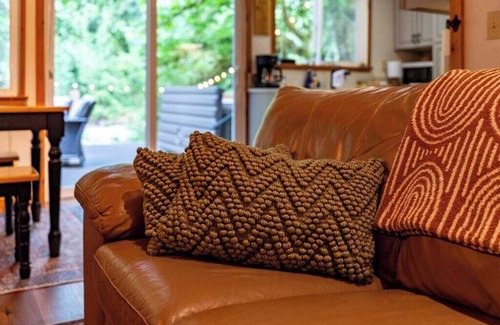 Verlot Cabin | NWPADS-Verlot River Cabin - Hot Tub-Firepit-Beach