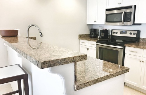 The Bight Condo | Oasis -1 Studio Condo -Tropical Views -Wifi hot tub & Pool. 10min walk to beach.