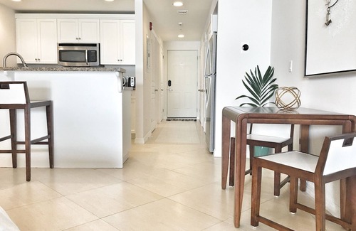 The Bight Condo | Oasis -1 Studio Condo -Tropical Views -Wifi hot tub & Pool. 10min walk to beach.