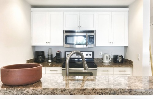 The Bight Condo | Oasis -1 Studio Condo -Tropical Views -Wifi hot tub & Pool. 10min walk to beach.