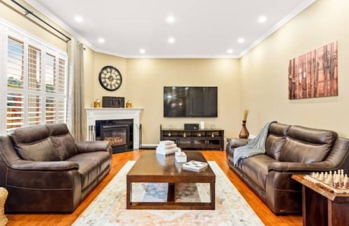 Erin House | Oasis D'Erin ~ 4BR ~ Hot Tub ~ Sauna ~ Heated Pool ~ Estate