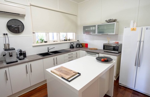 South Carnarvon House | Oasis Waterfront Holiday Home