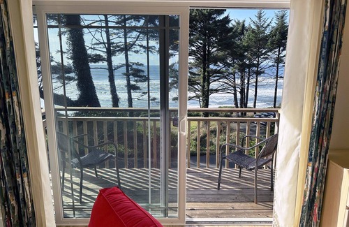 Yachats Cottage | Ocean Front, Agate at Oregon House, Stairs to the Beach!