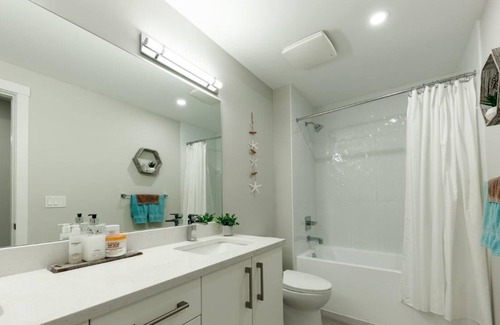 Crescent Beach House | Ocean Park beautiful 3 yr old duplex- 4 bd & 3.5bth. 15 mins walk to the beach!