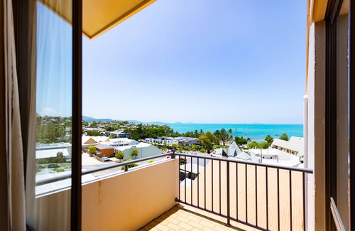 Airlie Beach House | Ocean View 10 Pool & Spa