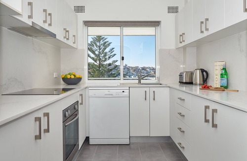 Bronte Apartment | Ocean view apartment with a stroll to Bronte Beach