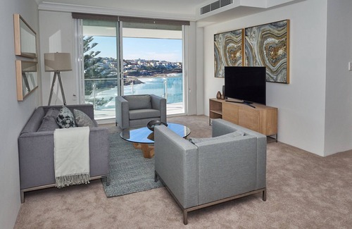 Bronte Apartment | Ocean view apartment with a stroll to Bronte Beach