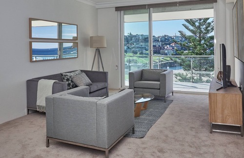 Bronte Apartment | Ocean view apartment with a stroll to Bronte Beach