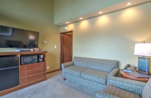 Otter Rock Apartment | Ocean-View Mini Suite with Queen Bed