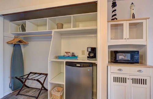 Otter Rock Apartment | Ocean-View Room with Private Deck + Kitchenette