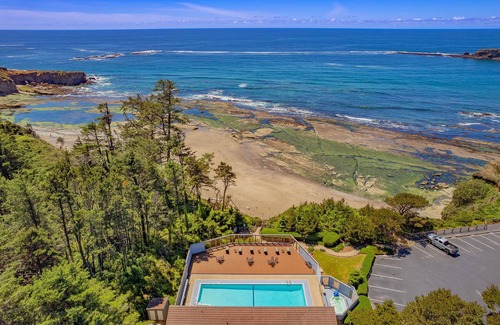 Otter Rock Apartment | Ocean-View Room with Private Deck + Kitchenette