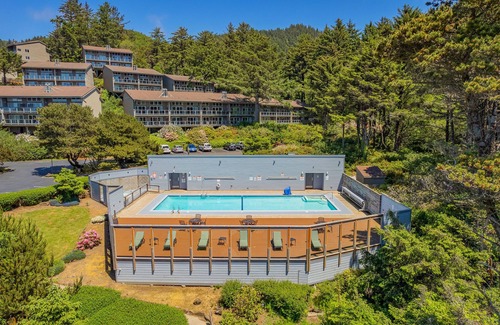 Otter Rock Apartment | Ocean-View Room with Private Deck + Kitchenette