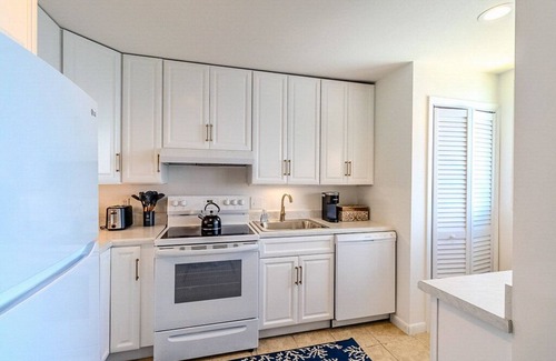 Bolongo Bay Condo | Oceanfront, 3 POOLS, Central Location, Generator!