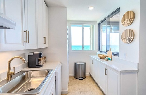 Bolongo Bay Condo | Oceanfront, 3 POOLS, Central Location, Generator!