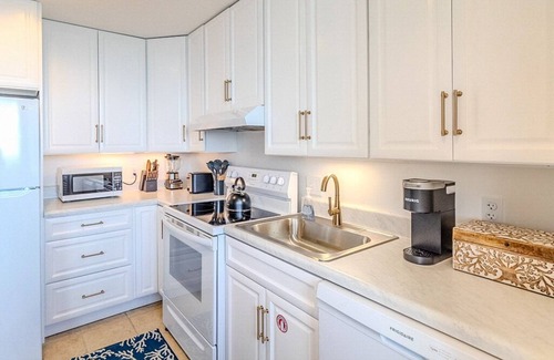 Bolongo Bay Condo | Oceanfront, 3 POOLS, Central Location, Generator!