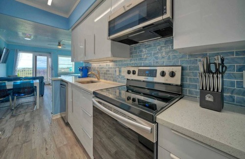 Port Aransas Cottage | Oceanfront Condo w/Private Balcony Pool + Tennis Bubbly Blew by Avantstay