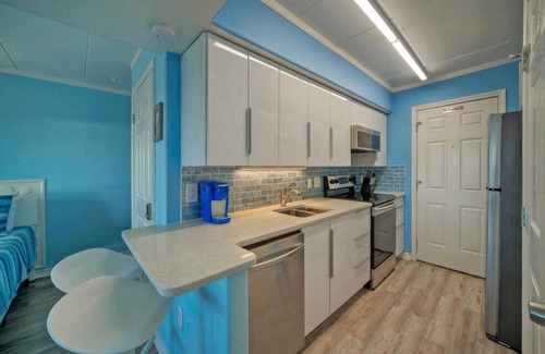Port Aransas Cottage | Oceanfront Condo w/Private Balcony Pool + Tennis Bubbly Blew by Avantstay