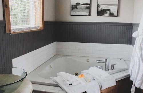 Long Beach Hotel | Oceanfront Oasis: Long Beach Retreat Near Discovery Trail! Pets Allowed, Pool.