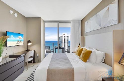 Hollywood South Central Beach Apartment | Oceanfront View - Balcony - Hot Tub - Gym
