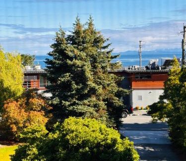 Regional District of Nanaimo Bed & Breakfast | Oceanside Manor - Fancy Room - Golf course & Beach View