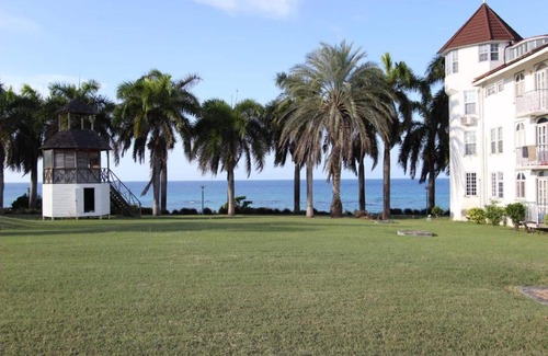 Montego Bay Apartment | Oceanview 1-bed Apt w/Pool, Bar & Beach Access