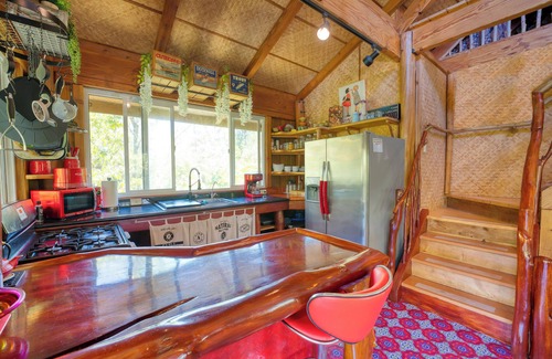 Keaau Cabin | OCT 22,23 & November SALE-TreeHouse Vibe AC-WiFi-BBQ-W&D-Cliffs.