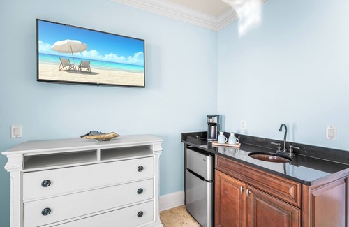 Delos House | Oct-Dec Reduced!*On Beach*2 Pools*Elevator!