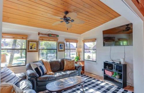 Okeechobee House | Okeechobee Cabin with Patio and Community Pool!