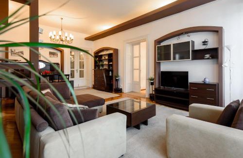 Brasov City Centre Apartment | Old Town Story House