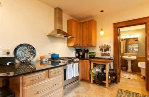 Old West Side House | OldWestside Home-Hot tub, Yard, Central Locationnn