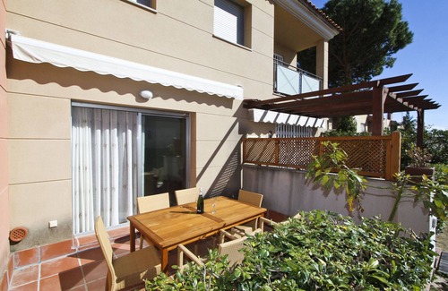 Cambrils Ski Chalet | OLIVERS House with Communal Pool, beach at 300m