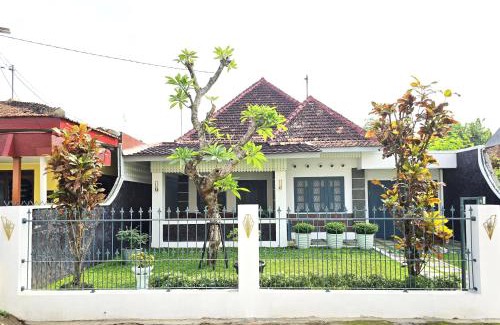 Central Yogyakarta Villa | Omah Ceria Guest House