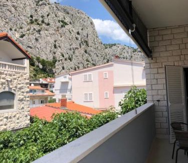 Omis Apartment | Omis apartment with balcony - near beach and town center
