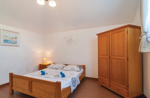 Praznica House | On a fenced natural plot of about 17,000 m², surrounded by olive trees, you will find this nice vaca