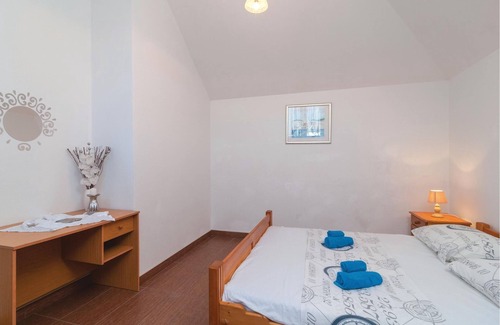 Praznica House | On a fenced natural plot of about 17,000 m², surrounded by olive trees, you will find this nice vaca