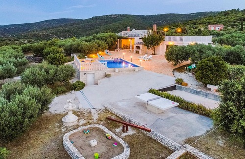 Praznica House | On a fenced natural plot of about 17,000 m², surrounded by olive trees, you will find this nice vaca