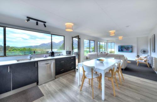 Coles Bay Apartment | On the Beach 1