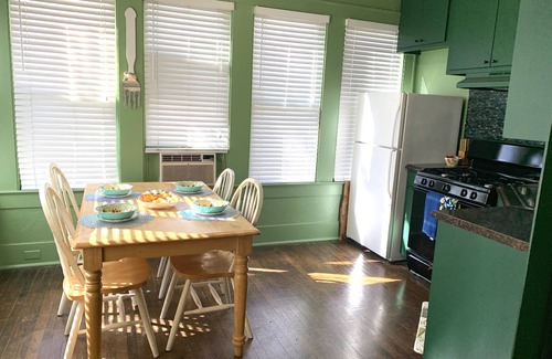 Old Enfield Apartment | ON THE ROAD AGAIN! CENTRALLY LOCATED NEAR EVERYTHING! FENCED DOGGIE AREA,PARKING