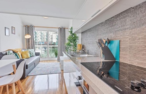 Seafront Apartment | On the Water 2 A One-of-a-Kind Stay | Free Parking | By My Getaways