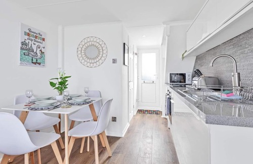 Seafront Apartment | On the Water 3 A One-of-a-Kind Stay | Free Parking | By My Getaways